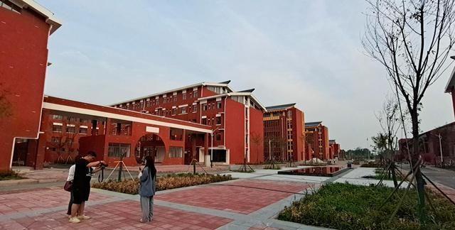 濮阳投资数十亿元建了一座超美的国际化学校，第一眼我就相中了