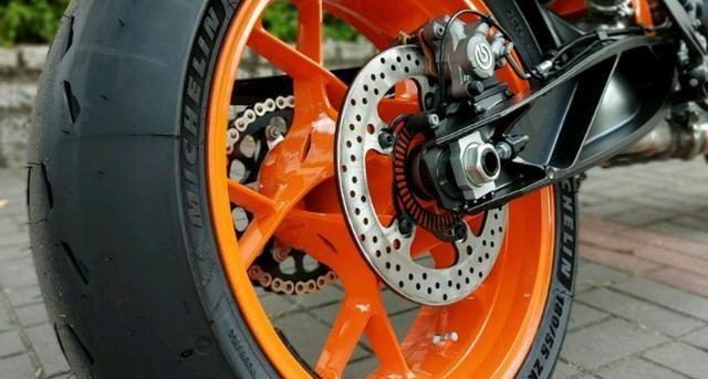 KTM890 Duke R，排量超越790 Duke的又一匹直2街车猛兽