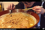 日本大胃王耳机哥,吃猪肉卷芝士拉面,小哥狼吞虎咽吃得太香了