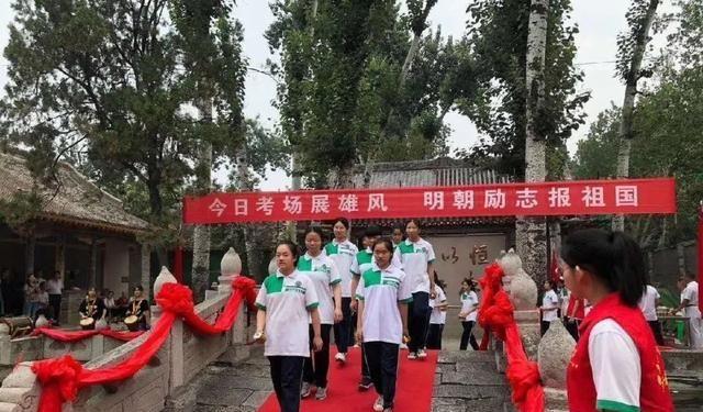 河南省辉县市校长送红牛，踏过状元桥，个个都上好学校！