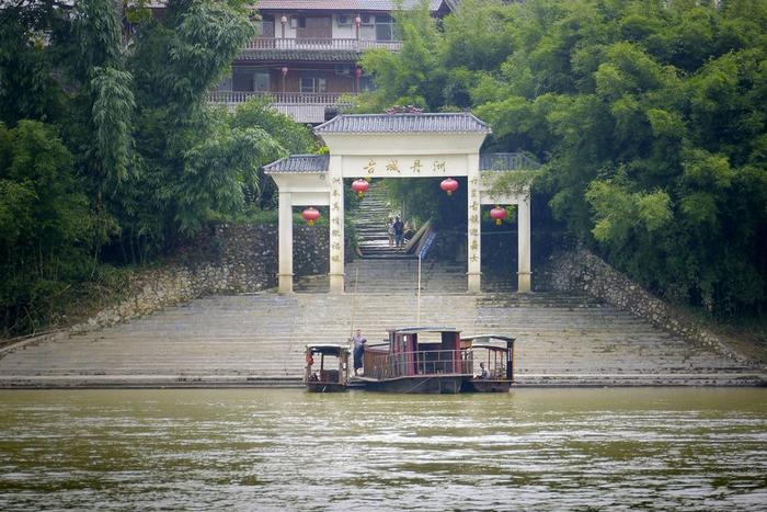 广西又一古镇走红，隐藏在山水中的梦境，被人们称为“世外桃源”