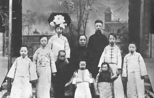 中国“末代皇姑”：皇帝的亲妹妹，活到2004年，教书育人半个世纪