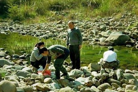 女大学生每天捡石头，村民都说她傻，看到她加工的石头后让人赞叹