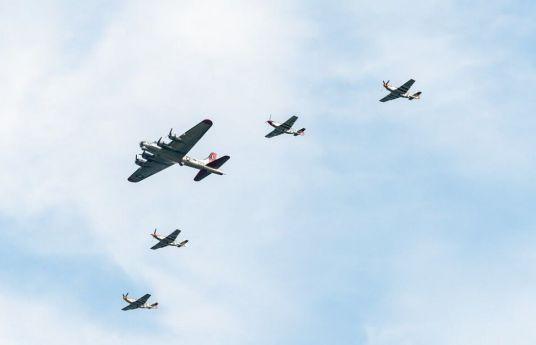 美国总统不阅兵？空军大批战机庆祝独立日，特朗普夫妇亲自检阅