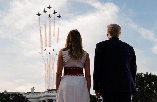 美国总统不阅兵？空军大批战机庆祝独立日，特朗普夫妇亲自检阅