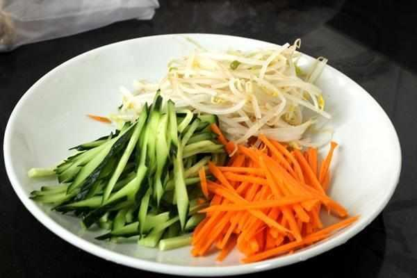 每天只吃蔬菜能减肥吗？看看这些问题，认真吃主食才更好