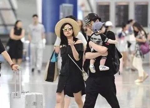 当陈妍希和陈晓出现在机场时，陈晓没有表情，轻微地显示冷漠