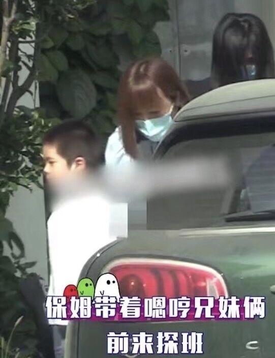 霍思燕二胎女儿正脸首曝光？长相与嗯哼神似，杜江抱女儿满眼宠溺