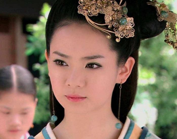 她是汉朝公主，60岁时收养了位13岁的男子，最后两人合葬一处