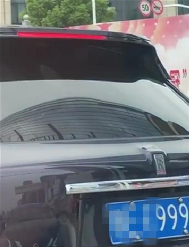 宜昌“网红车”库里南，挂9999牌，牌值6位数，车子还常被人拍到