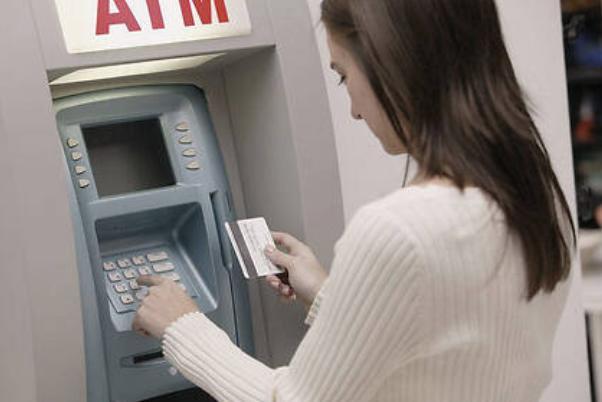 银行为什么总让储户到ATM机上取款？原来有这么多“猫腻”
