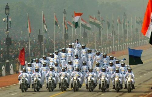 印军派出一支摩托车队抵达前线，到底有啥特点？阅兵专用想上战场