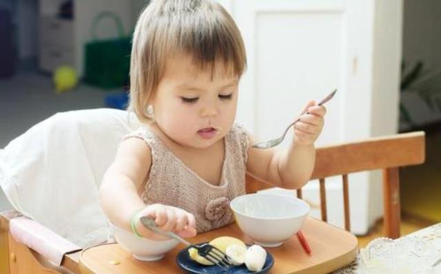 培养宝宝自主吃饭要抓住黄金期，若错过，将来上幼儿园麻烦多
