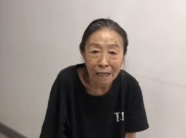 83岁"丑娘"张少华被曝孤身一人住院，双鼻插管安静侧卧
