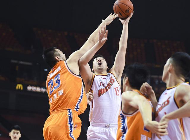 鞠明欣22+5麦卡勒姆14+8+7 上海演19分大逆转送军旅三连败