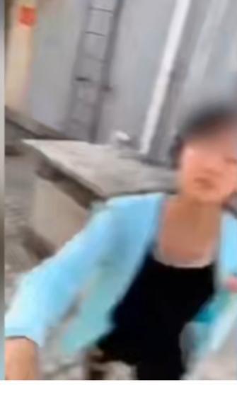 蓝衣服女孩"教唆"2女童跳楼？转述家长回应：上天台不是她主意