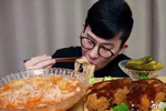 张馨予宅家做泡菜锅 直呼已经胖得不配做女演员了