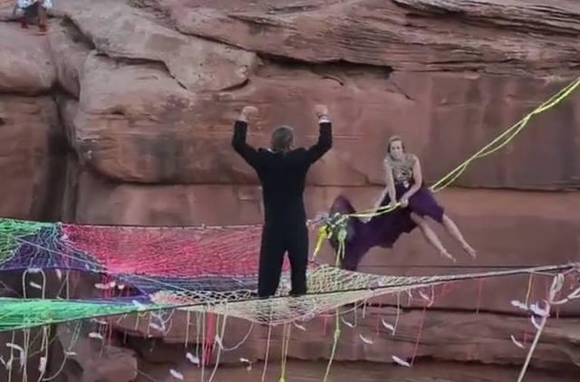 新郎新娘在120米的高空中举行婚礼，网友：第一次就这么给了绳子