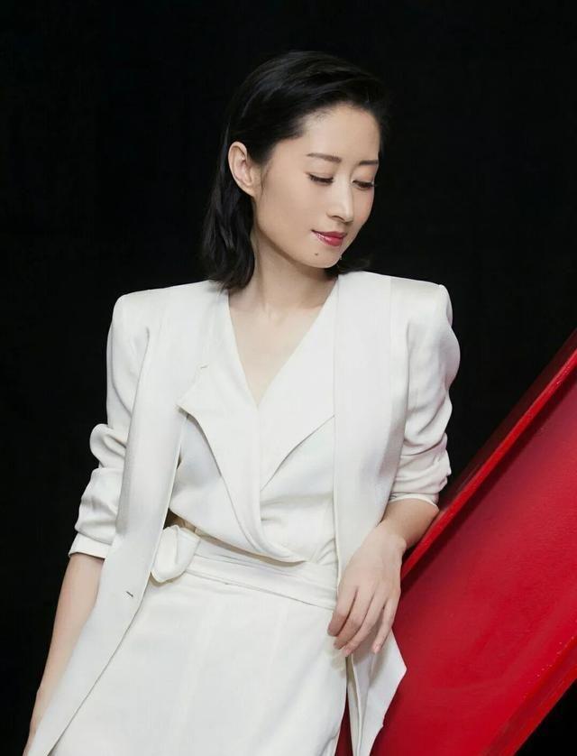 康熙为她哀叹，撞脸刘敏涛，而今完美女人却化作天人，徒留遗憾！