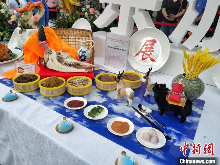图为在西宁市城中区河湟文化旅游艺术节上展出的菜名为“牛的盛宴”的菜肴。 鲁丹阳 摄