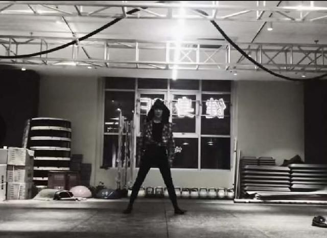 R1SE刘也练舞意外崴脚，打石膏向粉丝报平安，还不忘卖萌