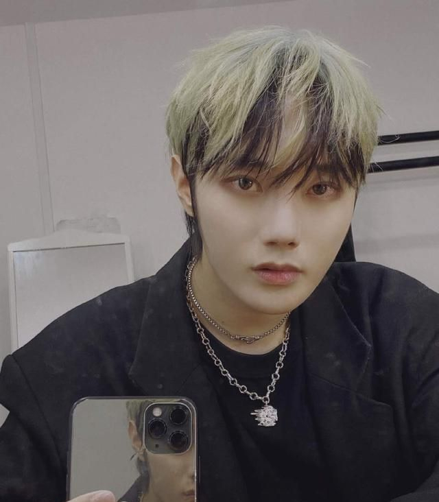 R1SE刘也练舞意外崴脚，打石膏向粉丝报平安，还不忘卖萌