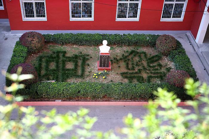 武汉市江夏第四中学，轮椅考生出考场，便感受到满满关爱