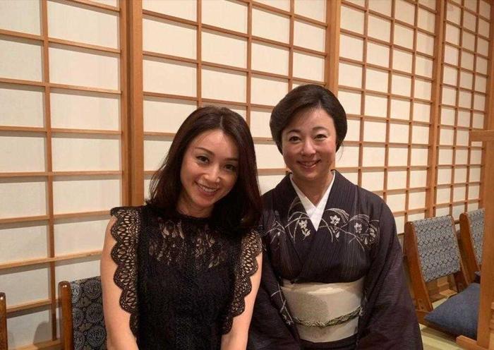 酒井法子走出风波后更美，穿浅黄色连衣裙优雅大方，气质温柔端庄