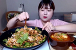 韩国吃货小姐姐,吃辣椒拌饭,看看这吃法