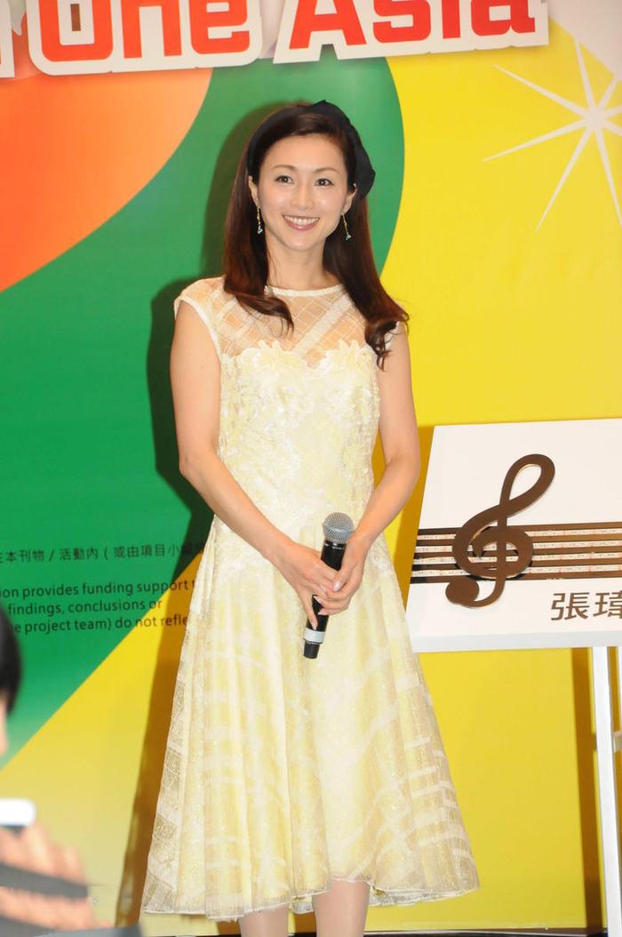 酒井法子走出风波后更美，穿浅黄色连衣裙优雅大方，气质温柔端庄