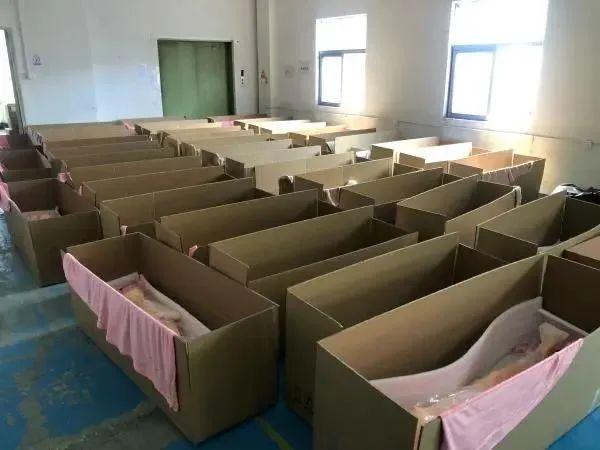 ▲工厂内正在装箱的成人娃娃