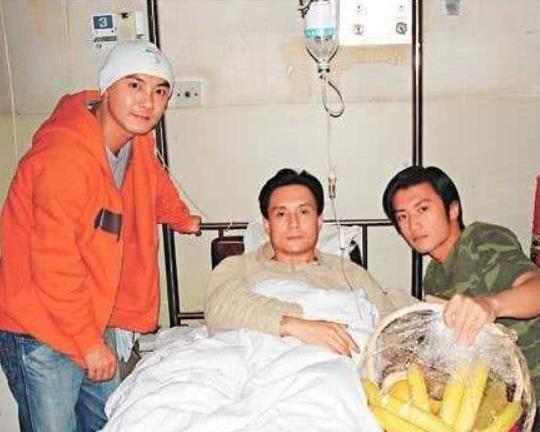 白龙马王伯昭62岁仍直播捞金，曾被谢霆锋殴打住院，前妻流产6次