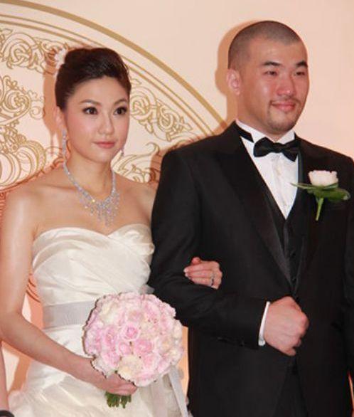 她是香港富豪千金，25岁身价百亿，却嫁给长相普通男人！