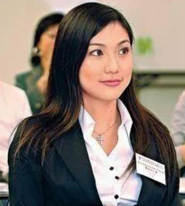她是香港富豪千金，25岁身价百亿，却嫁给长相普通男人！