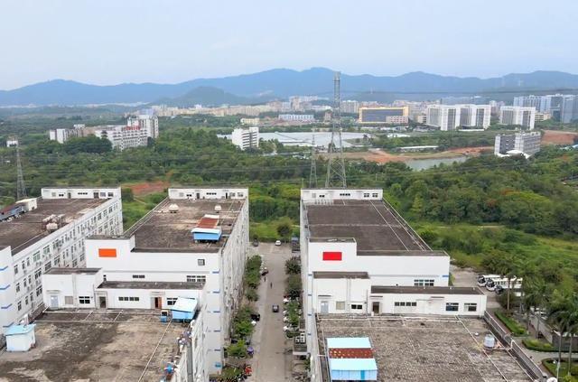 深圳石岩某工业园，众多电子厂密集，找工作人少，而留下一片空地