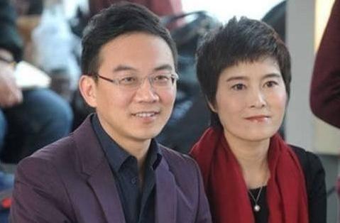 央视主持人郎永淳：辞职看望妻子，一家三口幸福美满