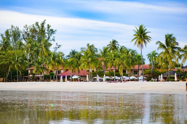 兰卡威最繁忙海滩，欧美人旅游首选地，却不适合光脚踩沙滩