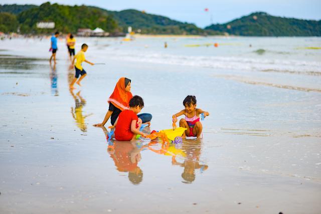 兰卡威最繁忙海滩，欧美人旅游首选地，却不适合光脚踩沙滩