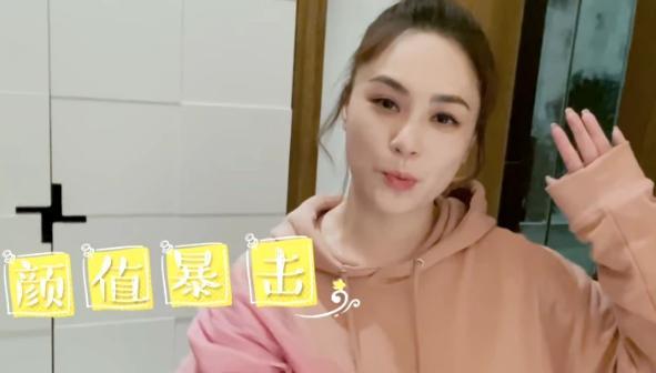 钟欣潼婚后首次公开家中内景，装修简朴大气