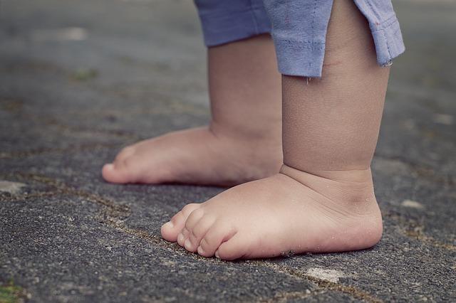 日本“赤足教育”火了：光脚与从不光脚走路，孩子10年后显差距