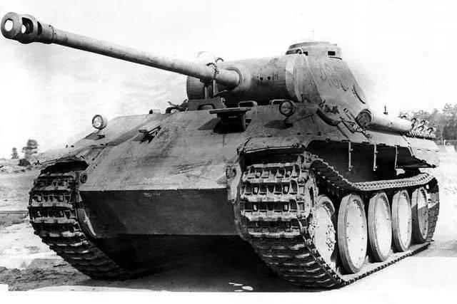 被称为二战期间最强的中型坦克，德国豹式坦克