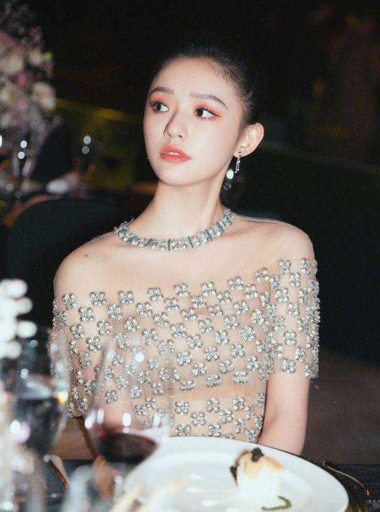 人鱼公主林允的衣品太好了！衣服的款式新颖又潮流