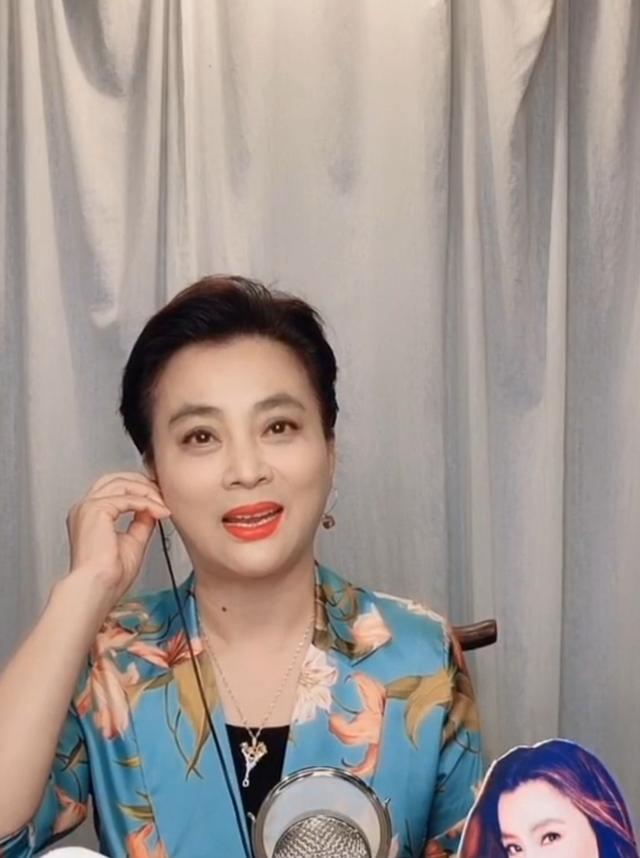 57岁李玲玉近况罕曝光，一头中性短发，与“甜歌皇后”形象反差大