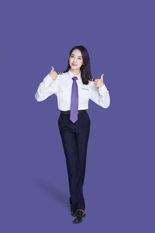 宋茜上演“制服诱惑”，白衬衫搭紫色领带，气质飒爽有型，太帅了
