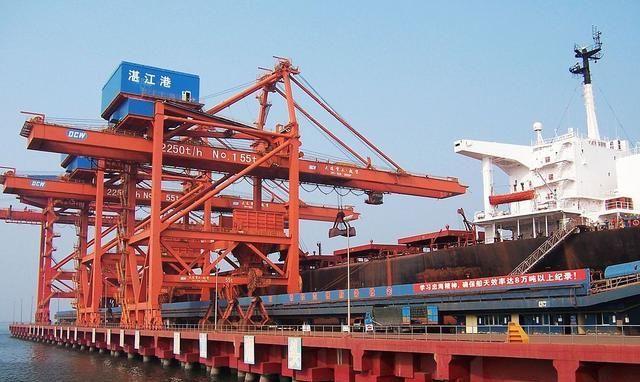 广东湛江港东海岛港区航道，10万吨级散货船满载单向通航标准建设