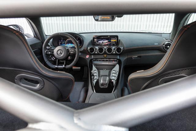 奔驰AMG GT黑色系列在欧洲上市，售价273万元，720马力，值得吗