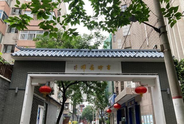 郑州市管城区最具代表性的街道，街长不到一公里，记载着管城文化