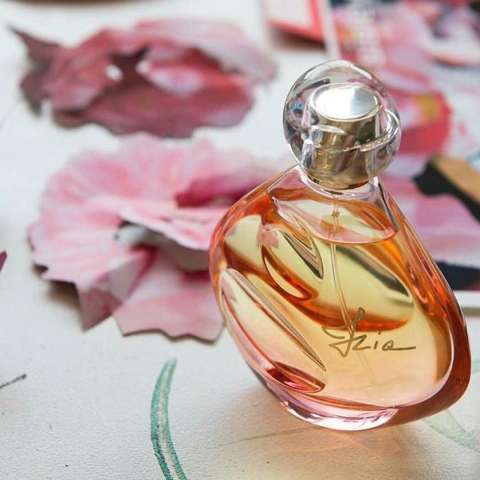 Sisley法国希思黎 | 伊莎香水 这款玫瑰色调的花园外观香水瓶由Is