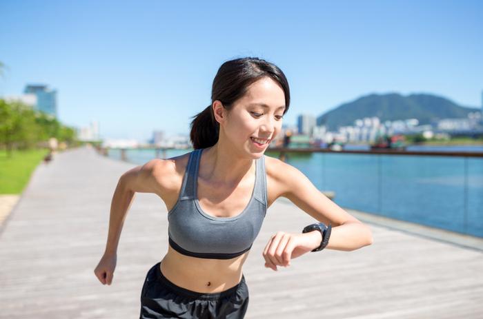 女生胸部大小是天生的？认真锻炼，你也能练出迷人胸型