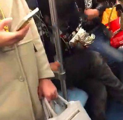 乞丐在地铁上清点收入，丝毫不在意别人眼光，结果还扔的满地都是